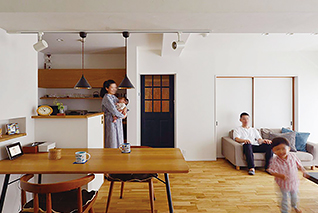 �q����������Ȃ���3����Ŋy������炷