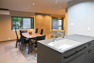 �Z�J���h�n�E�X�B��l�̉B��ƁA�q���̗V�я�B