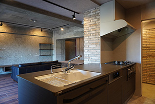 �C���_�X�g���A���ȋ�Ԃŉ��y���y���ޕ�炵