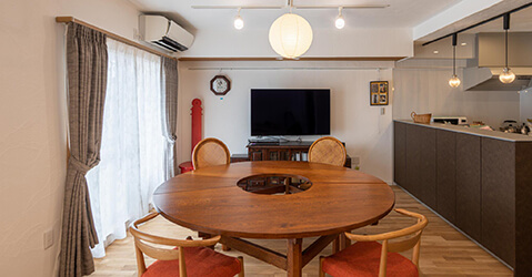 �������y�������J�ɕ�炷�g���X�̉Ɓh